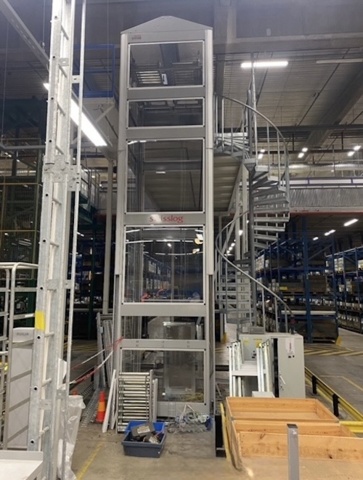 1411399-3 Vertikaltransportör / Höglager-hiss, Swisslog / Inter System – Komplett anläggning