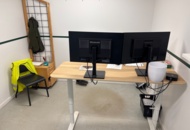 1368254 Innehåll i 2 st kontorsrum - Skrivbord, skärmar, m.m.