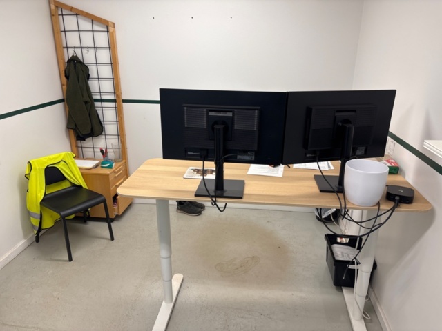 1368254-1 Innehåll i 2 st kontorsrum - Skrivbord, skärmar, m.m.