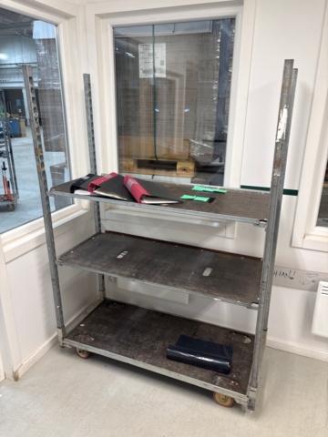 1368254-2 Innehåll i 2 st kontorsrum - Skrivbord, skärmar, m.m.