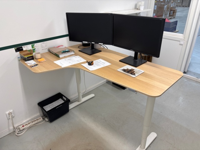 1368254-4 Innehåll i 2 st kontorsrum - Skrivbord, skärmar, m.m.