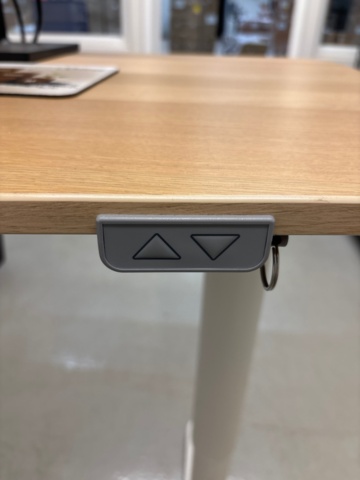 1368254-5 Innehåll i 2 st kontorsrum - Skrivbord, skärmar, m.m.