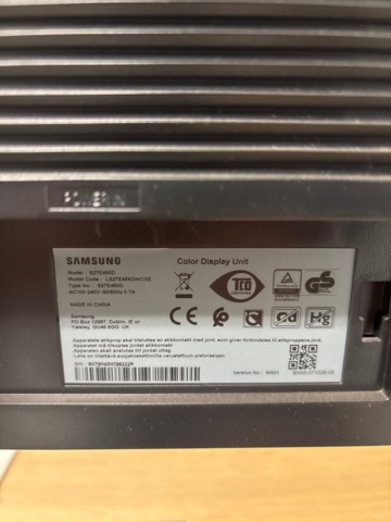 1368254-6 Innehåll i 2 st kontorsrum - Skrivbord, skärmar, m.m.