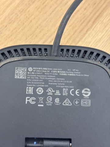 1368254-7 Innehåll i 2 st kontorsrum - Skrivbord, skärmar, m.m.