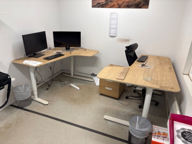 1368254-8 Innehåll i 2 st kontorsrum - Skrivbord, skärmar, m.m.