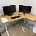 1368254-9 Innehåll i 2 st kontorsrum - Skrivbord, skärmar, m.m.