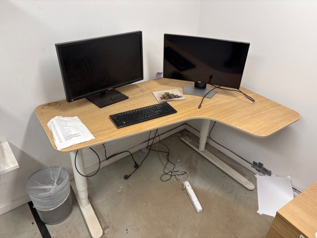 1368254-9 Innehåll i 2 st kontorsrum - Skrivbord, skärmar, m.m.