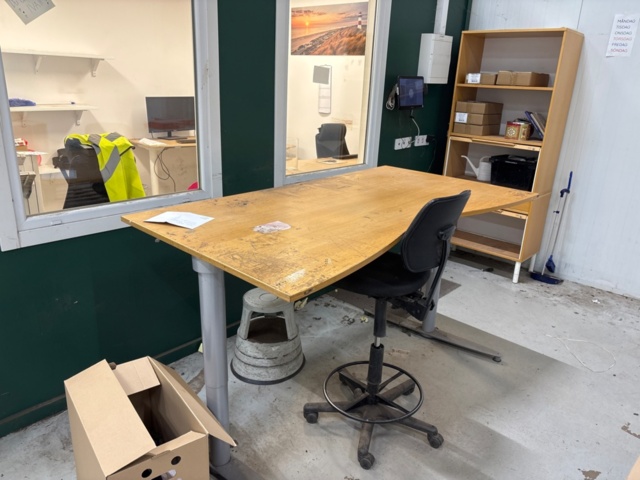 1368254-11 Innehåll i 2 st kontorsrum - Skrivbord, skärmar, m.m.