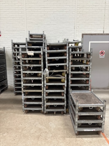 1368270-1 Parti med blomstervagnar och växtvagnar (trasiga)