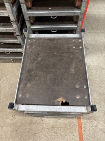 1368270-2 Parti med blomstervagnar och växtvagnar (trasiga)