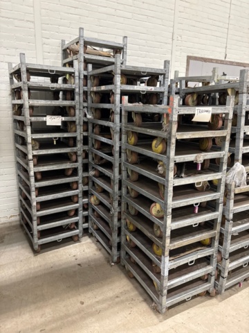 1368270-6 Parti med blomstervagnar och växtvagnar (trasiga)