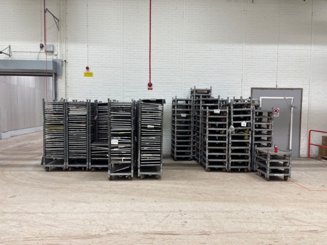 1368270-9 Parti med blomstervagnar och växtvagnar (trasiga)