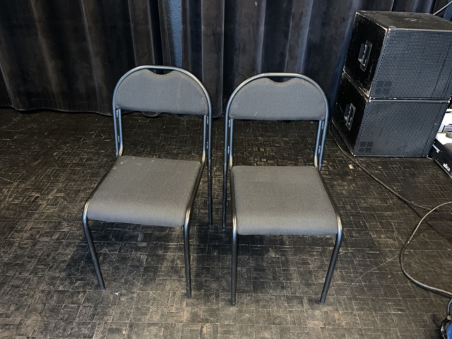 1421724-2 Svarta stolar 200 st på rullvagnar