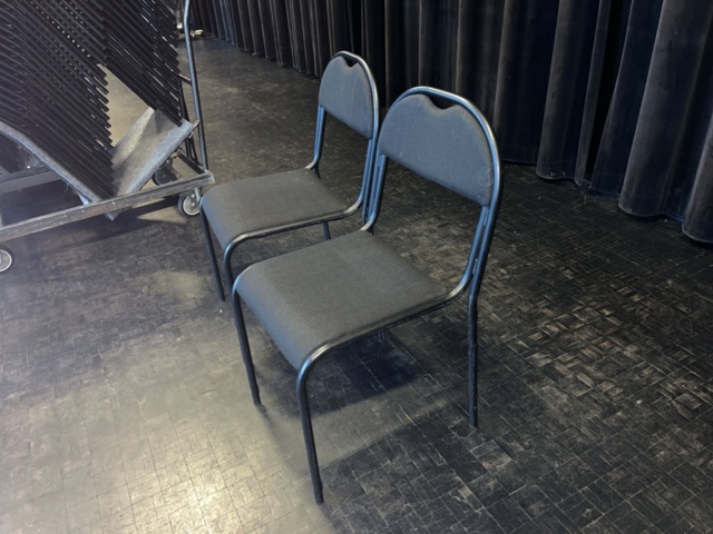 1421724-3 Svarta stolar 200 st på rullvagnar