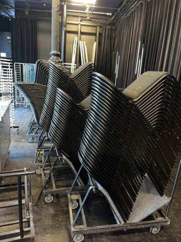 1421724-5 Svarta stolar 200 st på rullvagnar