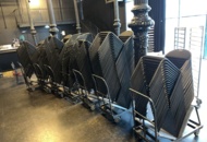 1421724 Svarta stolar 200 st på rullvagnar