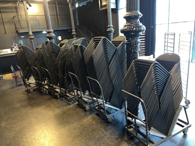 1421724-1 Svarta stolar 200 st på rullvagnar