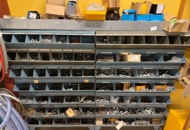 1449403 Hylla med innehåll - Bultar, muttrar, m.m.