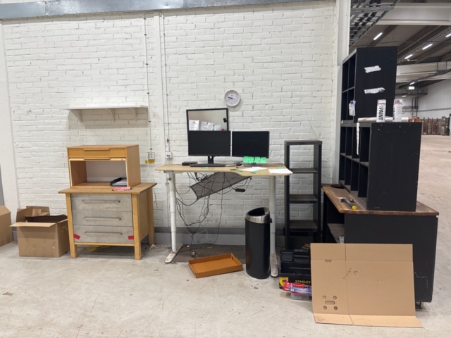 1368276-1 Kontorsinredning - Skrivbord, hyllor, skärmar, m.m.