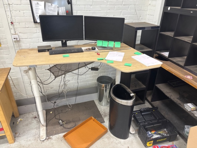 1368276-2 Kontorsinredning - Skrivbord, hyllor, skärmar, m.m.