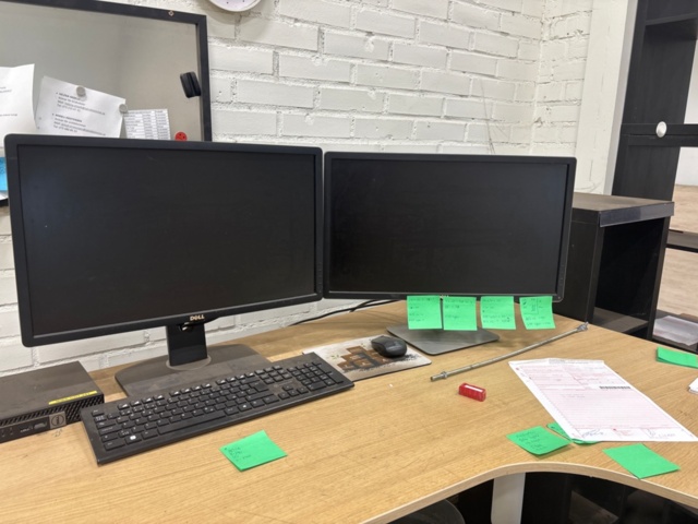 1368276-4 Kontorsinredning - Skrivbord, hyllor, skärmar, m.m.