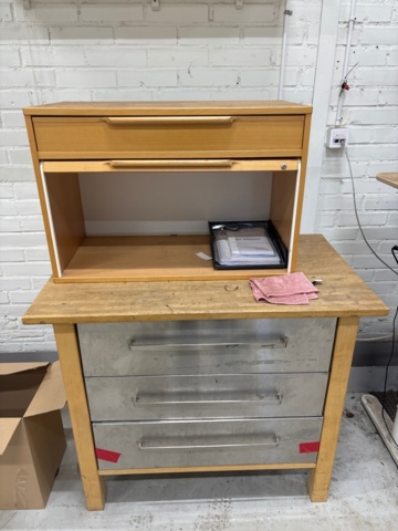 1368276-6 Kontorsinredning - Skrivbord, hyllor, skärmar, m.m.