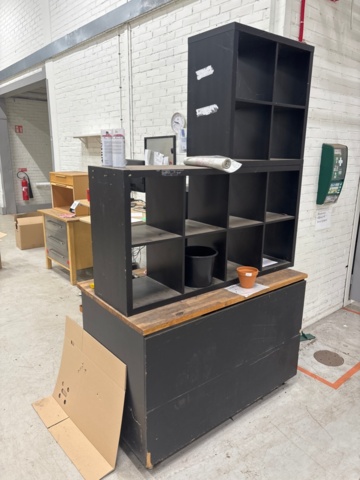 1368276-7 Kontorsinredning - Skrivbord, hyllor, skärmar, m.m.