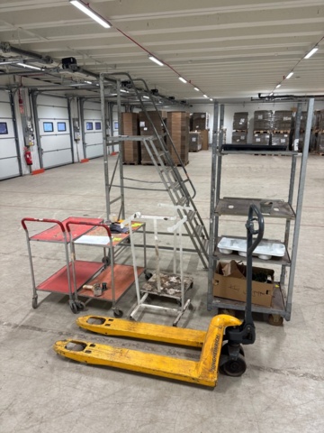 1368284-1 Pallet trucks, storage trolleys, ladders and garbage bag holders