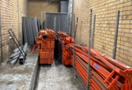 1368285 Samling med pallställsbalkar, galler, etiketter och stege - blandat innehåll