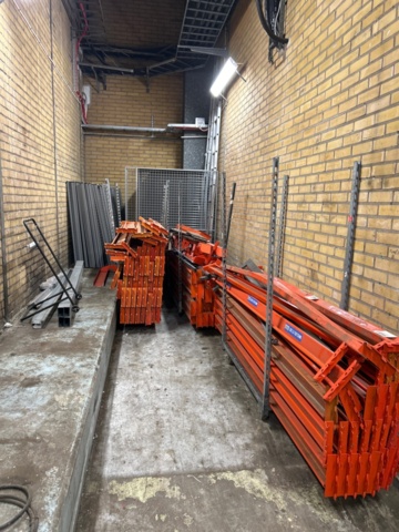 1368285-1 Samling med pallställsbalkar, galler, etiketter och stege - blandat innehåll