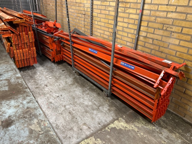 1368285-2 Samling med pallställsbalkar, galler, etiketter och stege - blandat innehåll