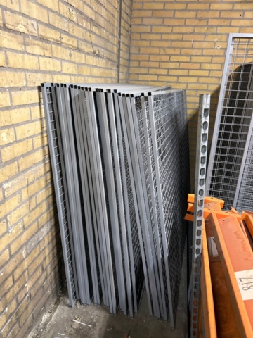 1368285-4 Samling med pallställsbalkar, galler, etiketter och stege - blandat innehåll