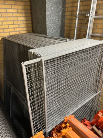 1368285-5 Samling med pallställsbalkar, galler, etiketter och stege - blandat innehåll