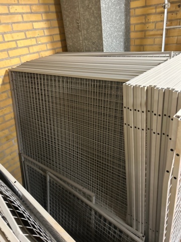 1368285-6 Samling med pallställsbalkar, galler, etiketter och stege - blandat innehåll