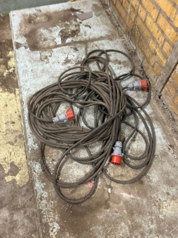 1368285-7 Samling med pallställsbalkar, galler, etiketter och stege - blandat innehåll