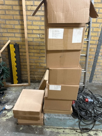 1368285-9 Samling med pallställsbalkar, galler, etiketter och stege - blandat innehåll