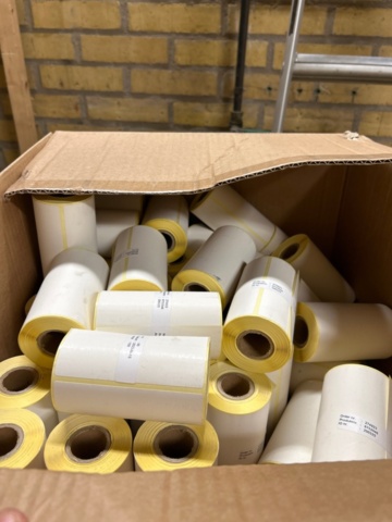 1368285-10 Samling med pallställsbalkar, galler, etiketter och stege - blandat innehåll