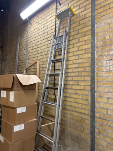 1368285-12 Samling med pallställsbalkar, galler, etiketter och stege - blandat innehåll