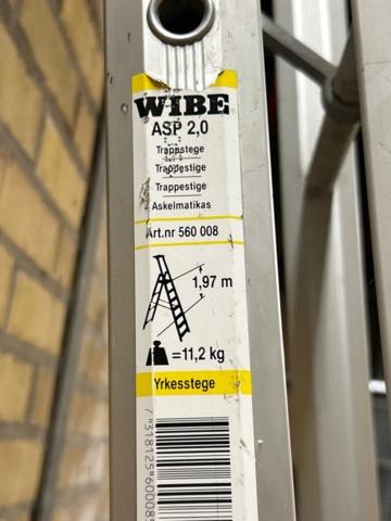 1368285-13 Samling med pallställsbalkar, galler, etiketter och stege - blandat innehåll