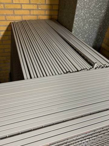 1368285-14 Samling med pallställsbalkar, galler, etiketter och stege - blandat innehåll