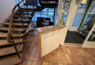 1424008 Kontorsinredning - Kassadisk, skrivbord, hurts, m.m.