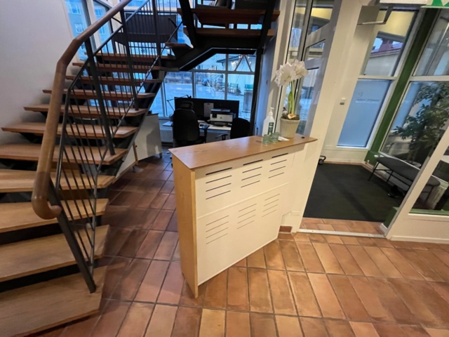 1424008-1 Kontorsinredning - Kassadisk, skrivbord, hurts, m.m.