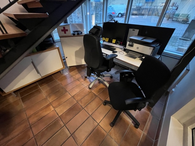 1424008-2 Kontorsinredning - Kassadisk, skrivbord, hurts, m.m.