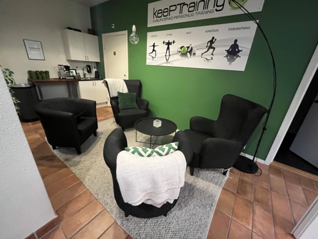 1424008-4 Kontorsinredning - Kassadisk, skrivbord, hurts, m.m.