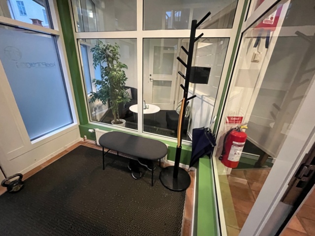 1424008-6 Kontorsinredning - Kassadisk, skrivbord, hurts, m.m.