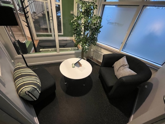 1424008-7 Kontorsinredning - Kassadisk, skrivbord, hurts, m.m.