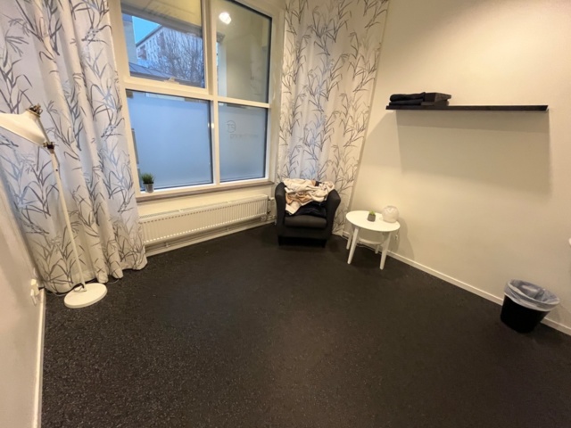 1424008-8 Kontorsinredning - Kassadisk, skrivbord, hurts, m.m.