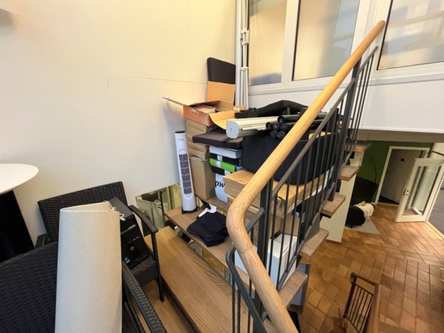 1424008-10 Kontorsinredning - Kassadisk, skrivbord, hurts, m.m.