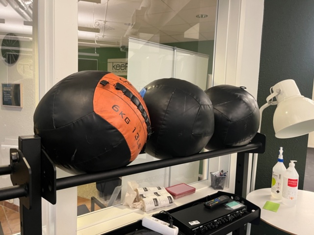 1424012-5 Träningsredskap - Medicinbollar, viktvästar, m.m.