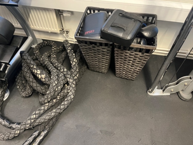 1424012-6 Träningsredskap - Medicinbollar, viktvästar, m.m.